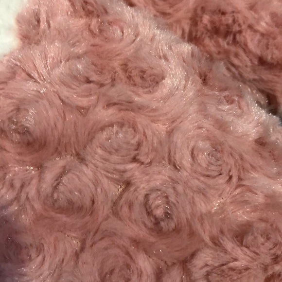 Pink fuzzy slippers - Picture 3 of 3